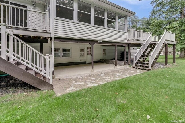 Building Photo - 8 Montfort Woods Rd