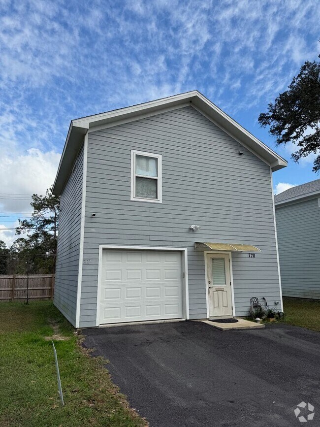 Building Photo - Spring Special! ONE MONTH FREE RENT! Moder...