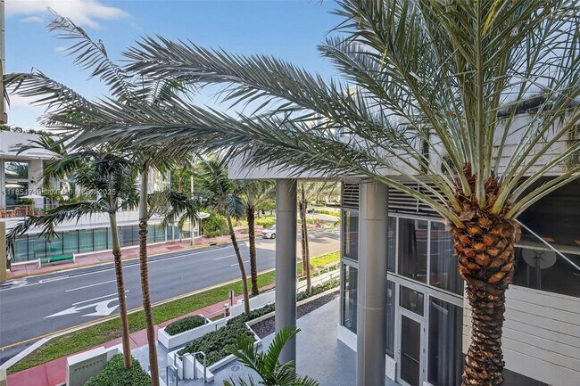 Building Photo - 2924 Collins Ave