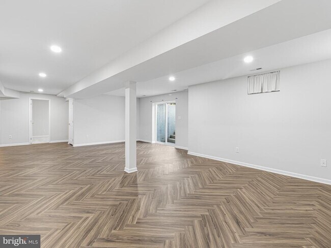 Building Photo - 45370 Barefoot Dr