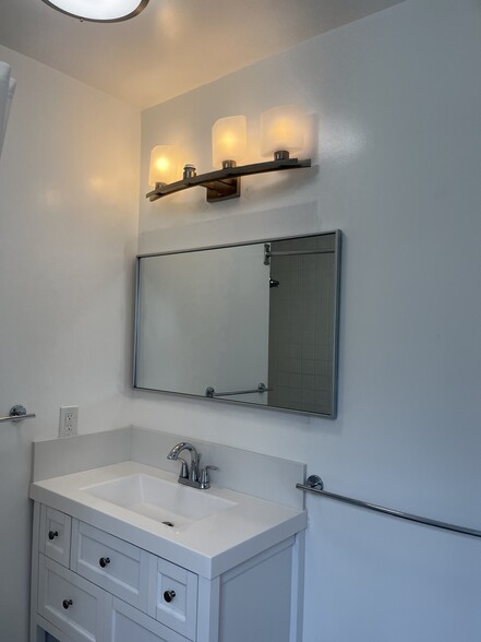 NEW DECORATIVE MIRROR & LIGHTING - 11037 Ohio Ave