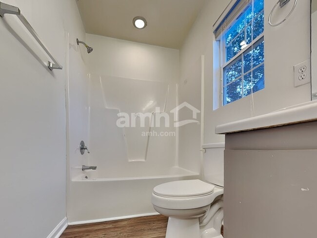 Building Photo - 704 Marjam Ln