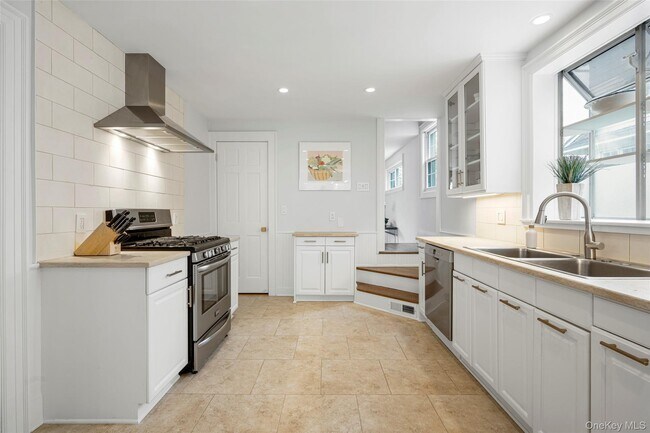 Building Photo - 225 Larchmont Ave