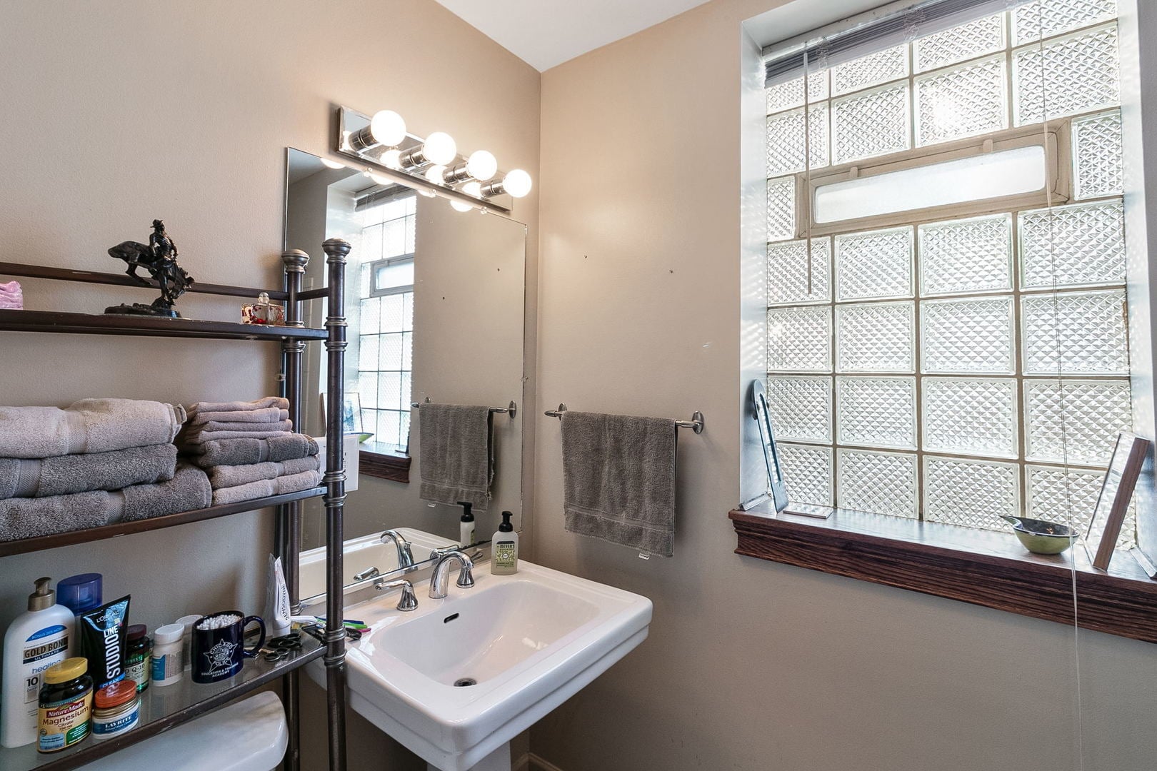 Building Photo - 1821 N Sawyer Ave