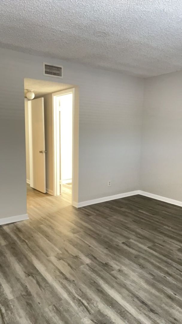 Building Photo - 2 Bedroom, 2 bathroom condo For Rent in Town N Country!