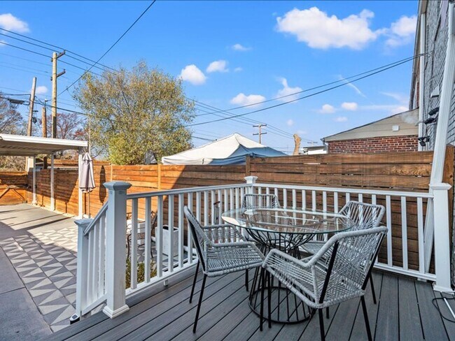 Building Photo - Distinctive Two Bedroom Beauty in Deanwood