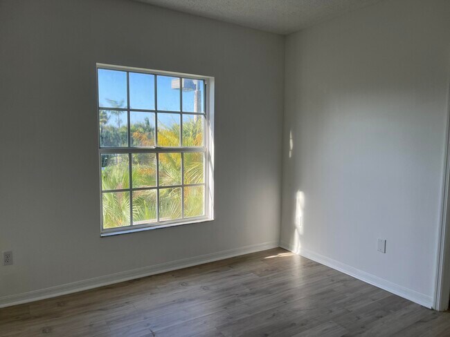 Building Photo - 5024 Lantana Rd