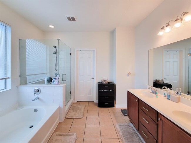 Building Photo - 5046 Longlane Dr