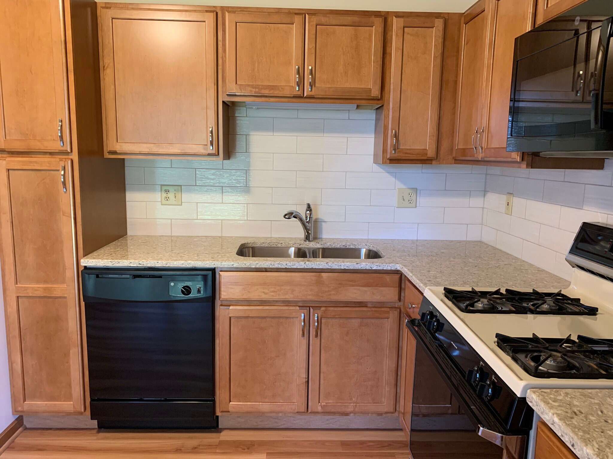 Kitchen - 400 Parkside Dr