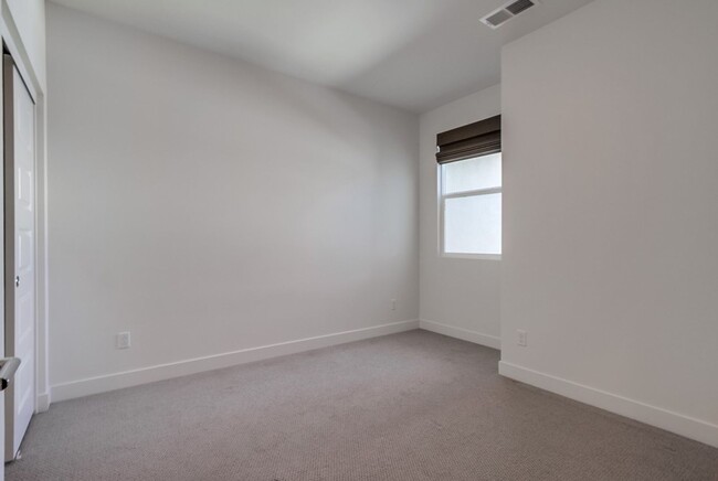 Building Photo - Mira Mesa 3 Bedroom Townhome!