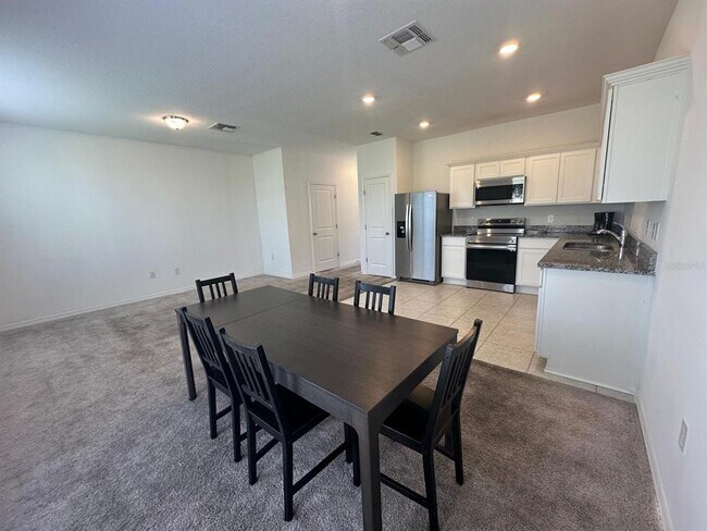 Building Photo - 118 Mandovi St