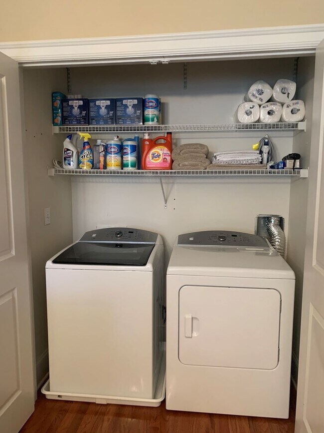 Building Photo - Charming Home