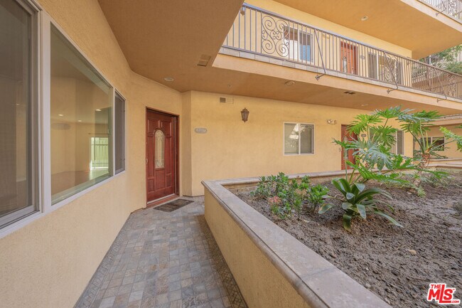 Building Photo - 626 E Orange Grove Ave
