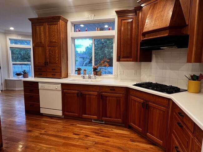 Building Photo - Lovely Home Located In Roy Utah