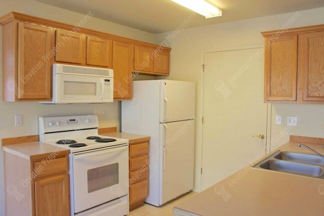 Building Photo - Great 2/2 BR Duplex near Pilot Butte