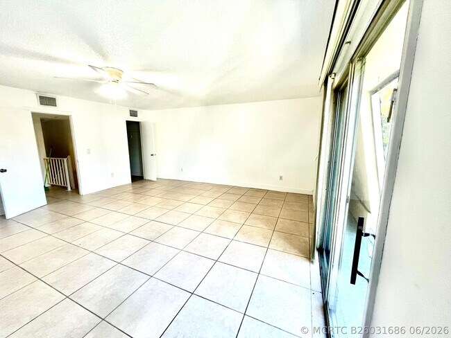 Building Photo - 15385 S Dixie Hwy