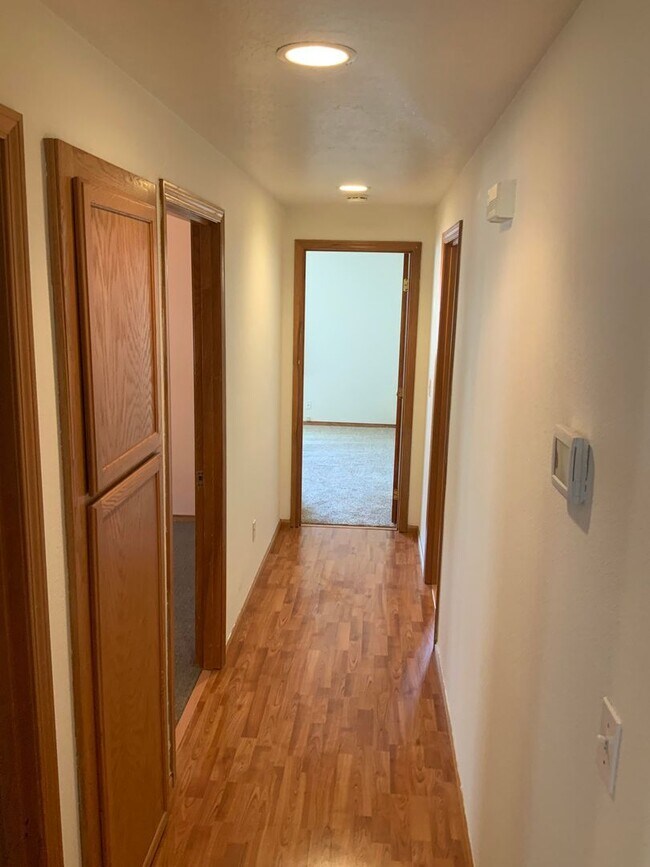Building Photo - 3 Bedroom, 2 Bathroom House in Springfield
