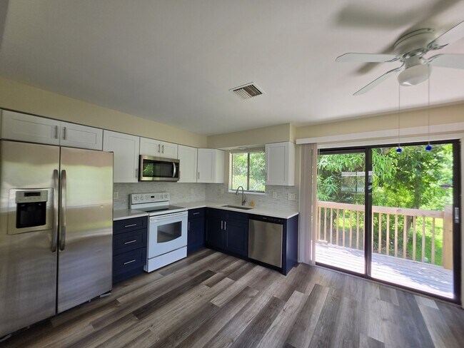 Building Photo - 2455 Thomasson Dr