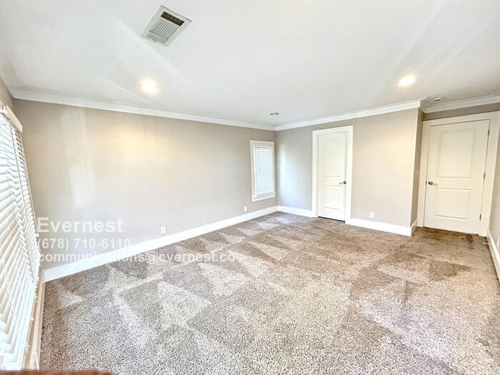 Building Photo - 3559 Victoria St