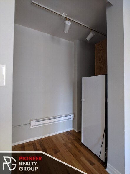 Building Photo - 515 W Melrose St