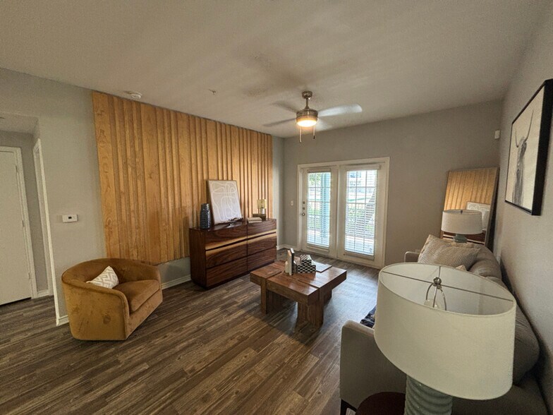 Building Photo - 4925 Cromwell Dr