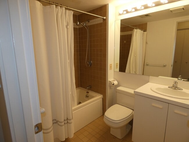 Building Photo - 380 Place Ln