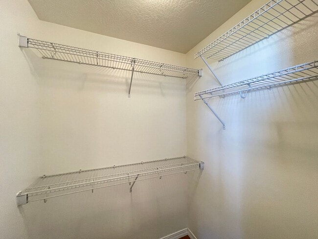 Building Photo - Clean 3 Bed 2 Bath in the Landings