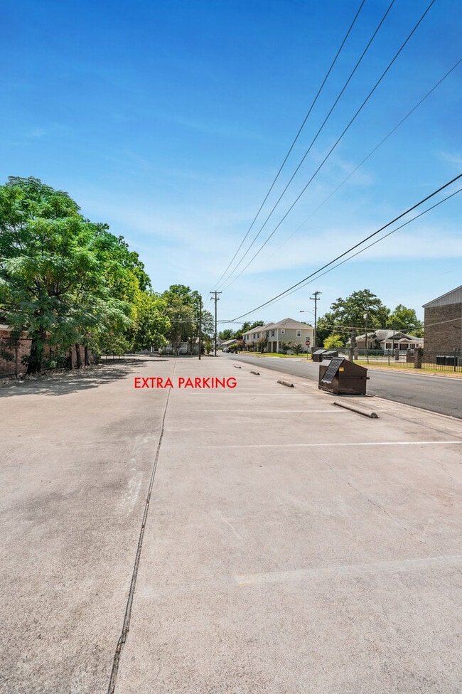 Building Photo - Daughtery Place 1 Bedroom Upstairs Condominium