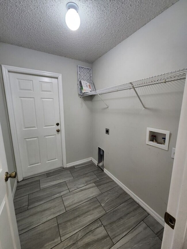 Building Photo - 4/2 Contemporary Style house