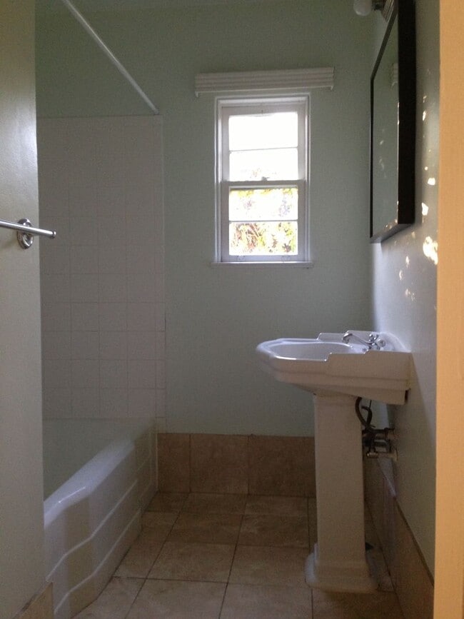 Building Photo - **Spacious 3-Bedroom Home in Tempe**