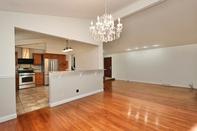 Building Photo - 613 Leamington Ave