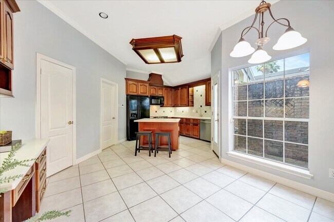 Building Photo - 2421 Baycrest Dr