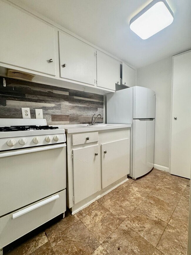 Building Photo - 2006 Sul Ross St