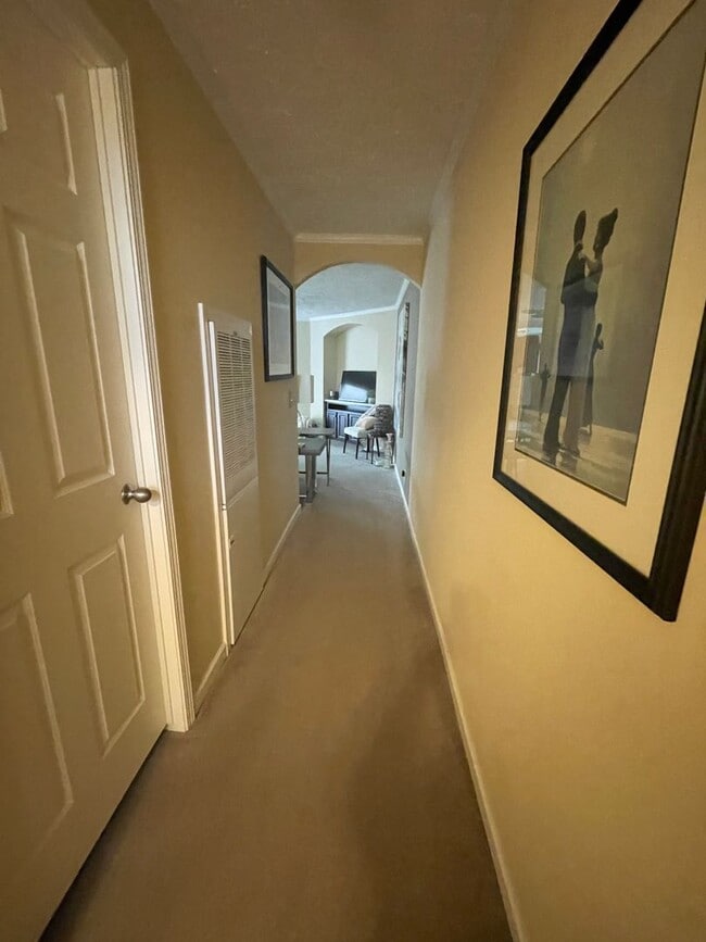 Building Photo - 3 Bedroom 2 Bath Home with large Sunroom i...