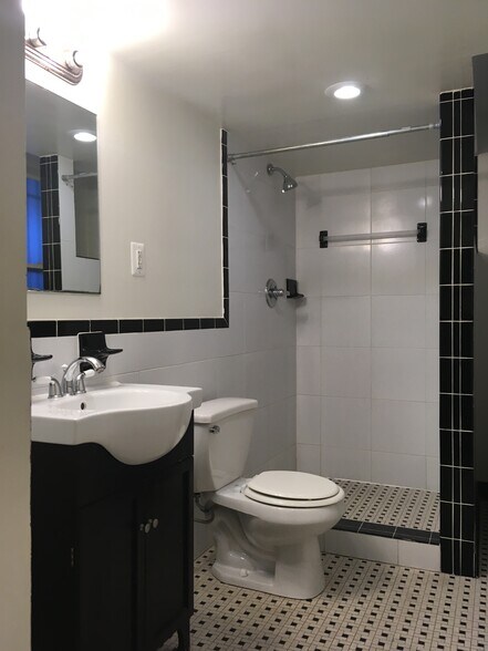 Building Photo - 2105 N Charles St