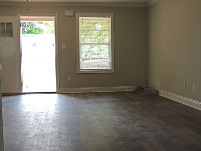 Building Photo - NOW AVAILABLE-  Charming Home in Maryville City!