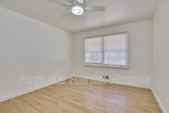 Building Photo - 3137 Edinburgh Dr