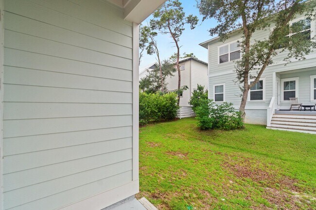 Building Photo - 99 Grande Pointe Cir