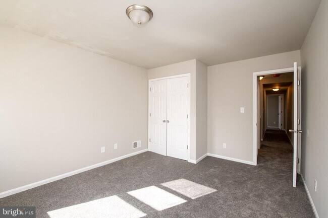 Building Photo - 3 Bed 1 Bath Renovated Townhouse