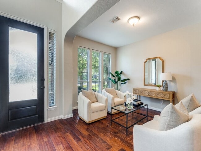 Building Photo - 3250 Woodbine Tr