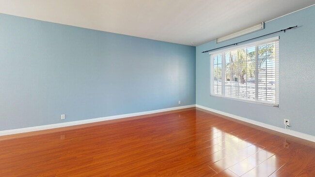 Building Photo - Spacious 5-Bedroom Family Home Available for Long Term Rent!