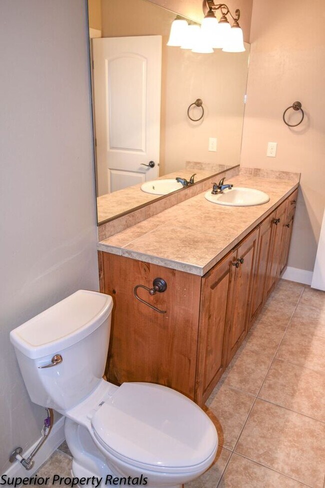 Building Photo - 4 bed, 2.5 bath duple unit w/2 car garage