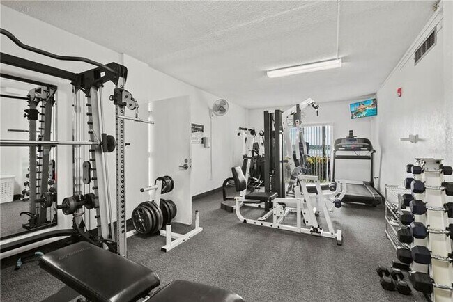 Building Photo - Executive Lakefront Living – 3 Bed, 2.5 Ba...