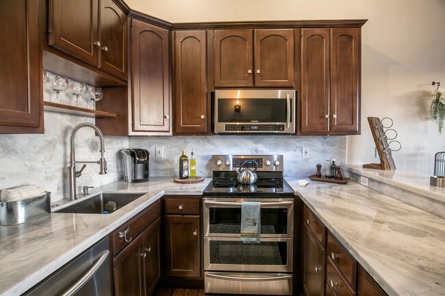 Building Photo - Gorgeous Lake View Condo