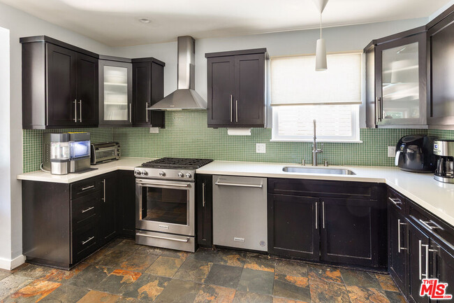 Building Photo - 2675 Greenfield Ave