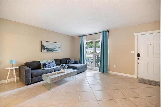 Building Photo - 818 Plum Tree Ln