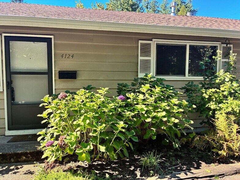 Building Photo - 4122-4130 SE Howe St