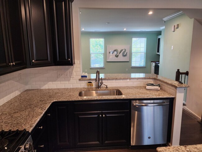 Building Photo - Plaza Midwood Townhome