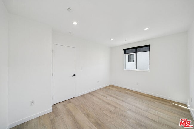Building Photo - 837 N Harvard Blvd