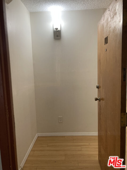 Building Photo - 1418 S Bentley Ave
